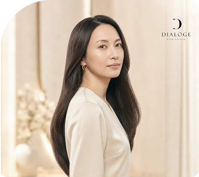 HAIR LOUNGE DIALOGEの店内で微笑む女性
