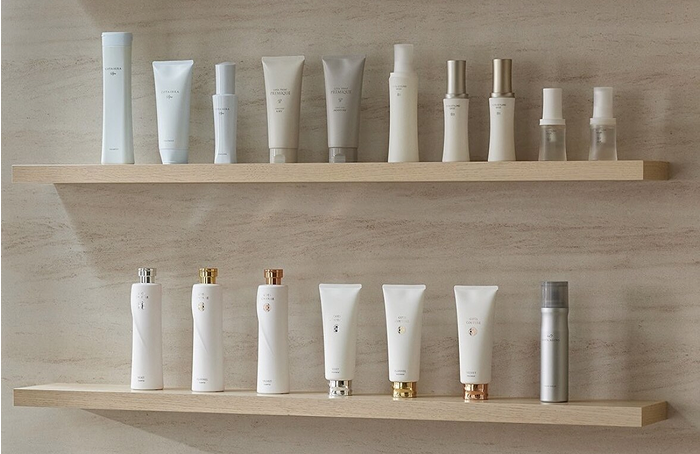 棚に並ぶヘアケア用品